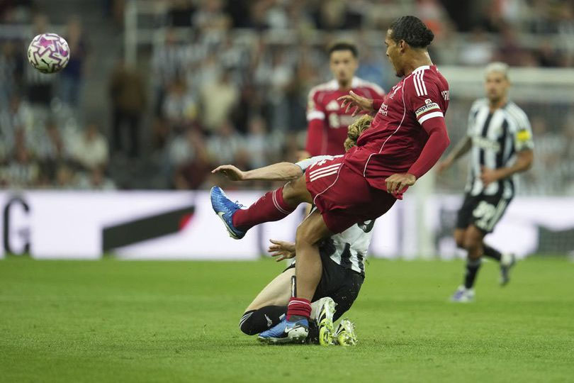 Anthony Gordon Dikartu Merah Akibat Langgar Virgil van Dijk, Legenda Newcastle: Dasar Bodoh!