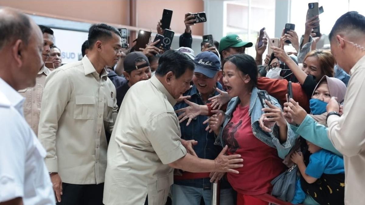 Prabowo Elus Perut Ibu Hamil Saat Kunjungi Korban Kecelakaan