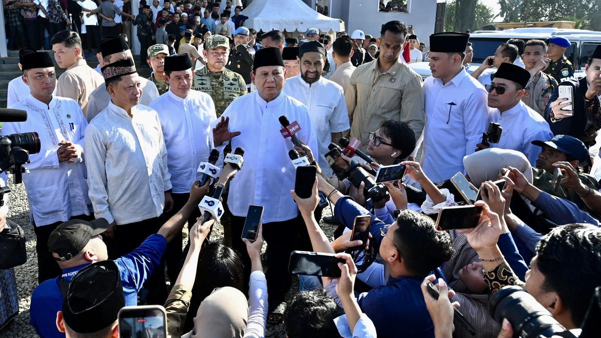 Prabowo Salat Idulfitri di Aceh Tamiang, Dampingi Korban Bencana